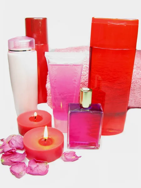 Spa shampoo-douche gel rozenblaadjes en cremes — Stockfoto