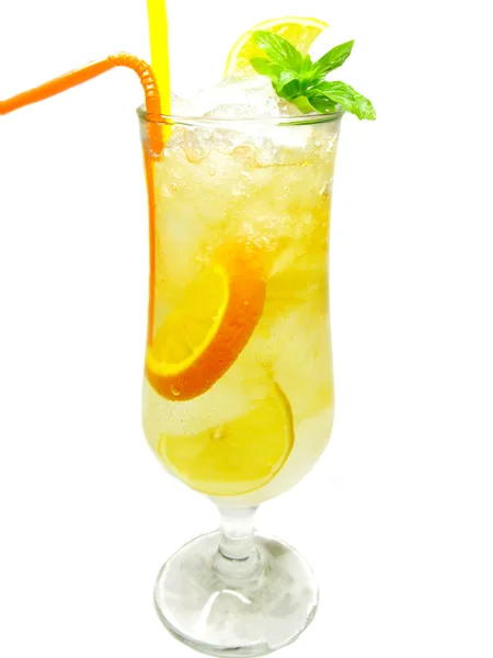 Meyve sarı limonata içmek — Stok fotoğraf