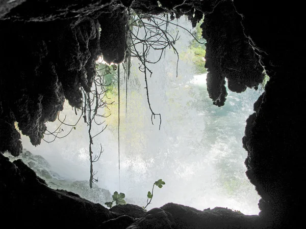 Waterval uit grotte — Stockfoto