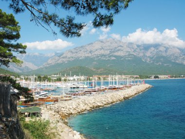 panoramik liman ve deniz kıyısında kemer Türkiye