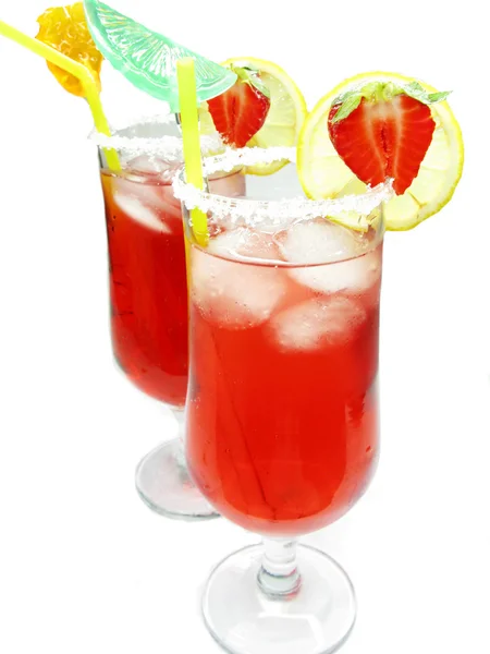 Алкогольные коктейли с пуншем из клубники — стоковое фото