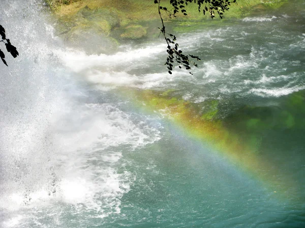Wodospad i jasny raindow — Zdjęcie stockowe