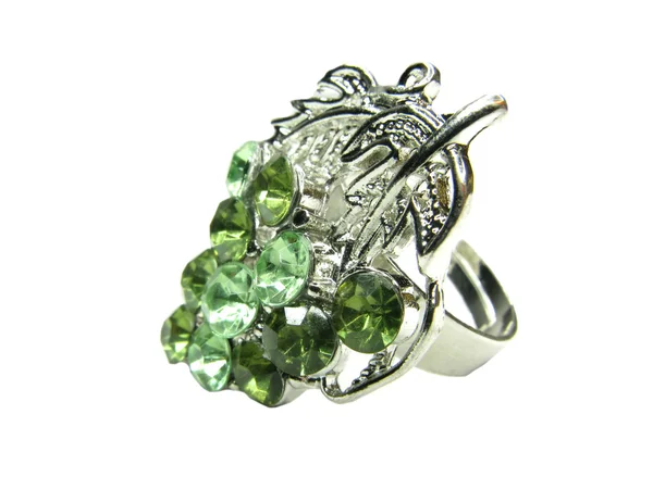 Smycken ring med ljusa gröna kristaller — Stockfoto