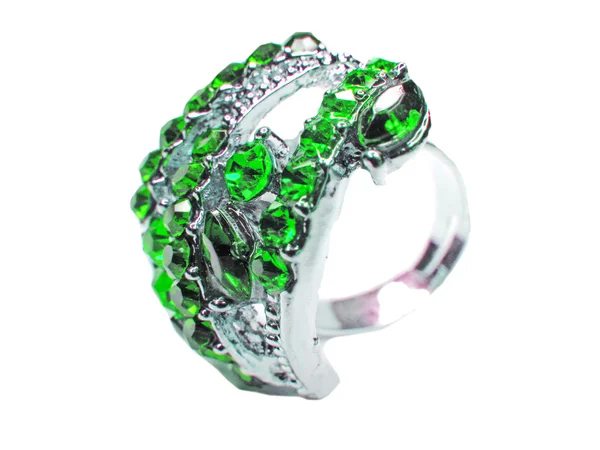 Schmuckring mit leuchtend grünen Smaragdkristallen — Stockfoto