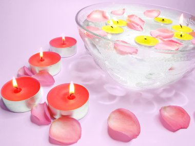 Spa mumlar pembe gül yaprakları