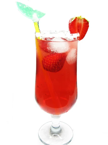 Alcohol licor ponche cóctel con fresa — Foto de Stock
