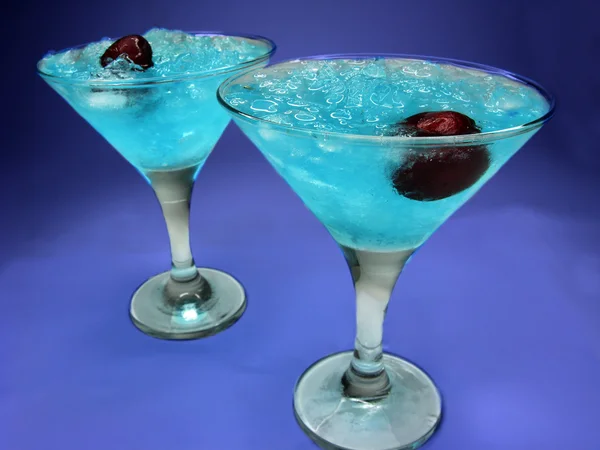 Dos cócteles de licor de curazao azul alcohol con cereza — Foto de Stock