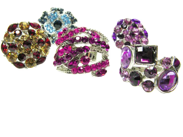 Группа ювелирных колец с яркими сверкающими кристаллами — стоковое фото