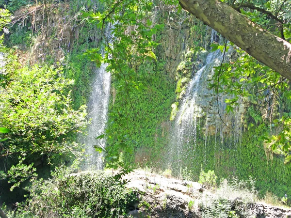 Cascata de cachoeira em floresta profunda — Fotografia de Stock