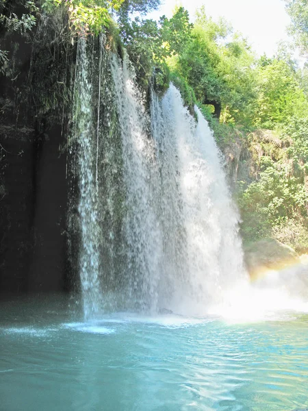 Wodospad i Błękitną Lagunę z rainbow — Zdjęcie stockowe