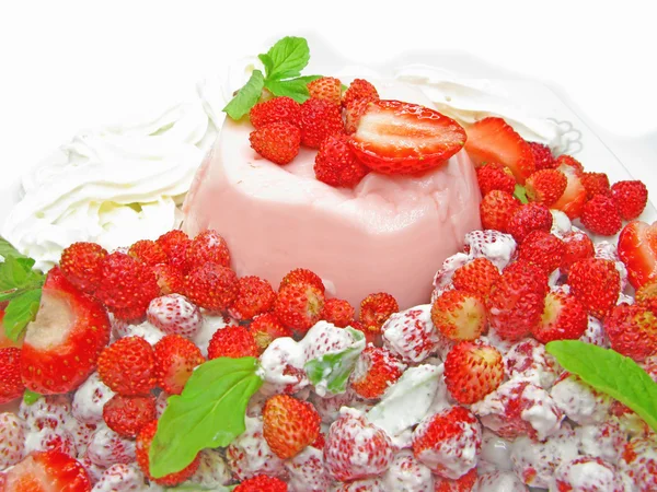 プリンと苺のデザート — ストック写真