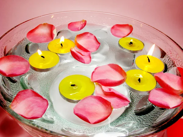Bougies spa pétales de rose rouge — Photo