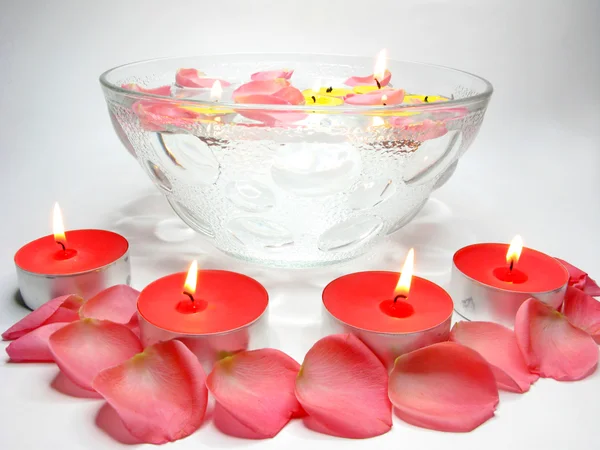 Velas Spa pétalos de rosa roja —  Fotos de Stock