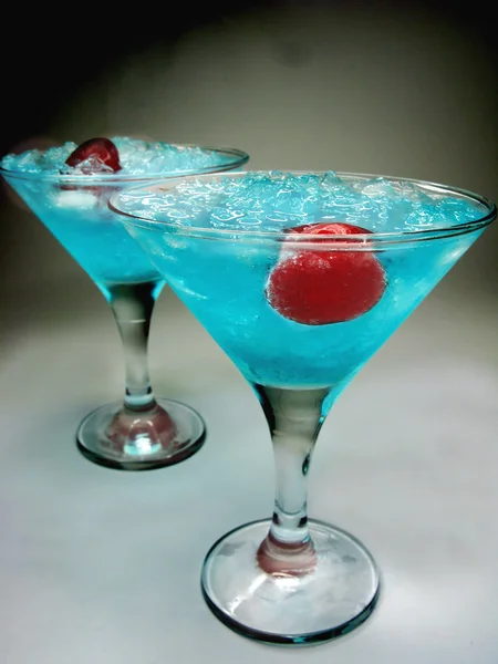 Cocktail al liquore Blue Lagoon con ciliegia — Foto Stock