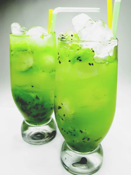 Fruit cocktail smoothie met kiwi — Stockfoto