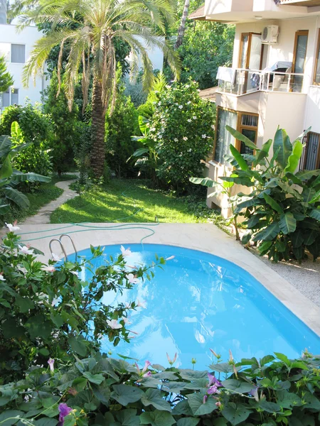 Lüks otelin yüzme havuzu ile bina — Stok fotoğraf
