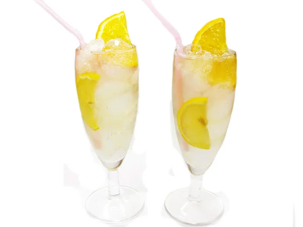 Два коктейля со льдом — стоковое фото