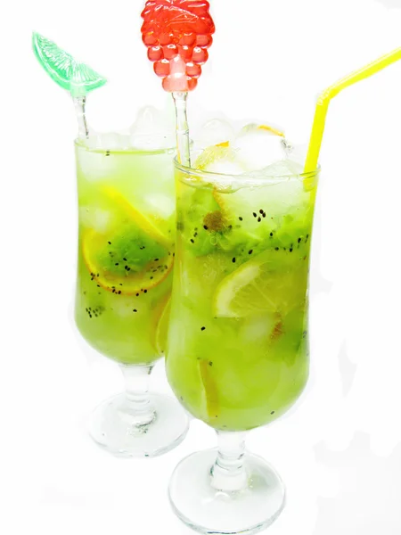 Bebidas frías de jugo de frutas con kiwi —  Fotos de Stock