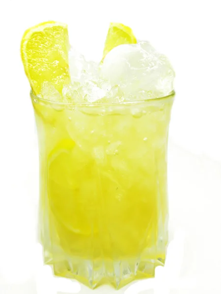 Žlutá likér koktejl s citronem — Stock fotografie
