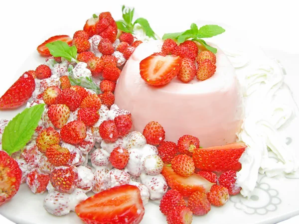 Erdbeer-Dessert mit Pudding — Stockfoto