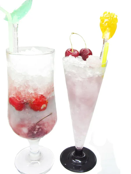 Bebidas alcohólicas de cóctel con cereza —  Fotos de Stock