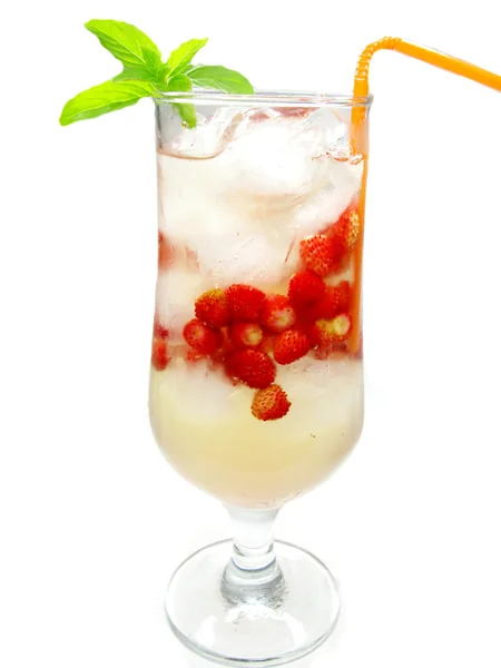 Drink lemonade juice with wild strawberry — Stock Photo, Image