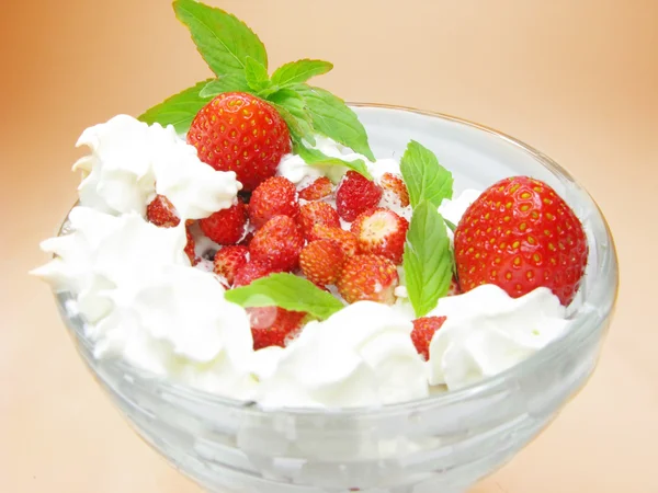 Dessert aux fraises avec pudding et gelée — Photo