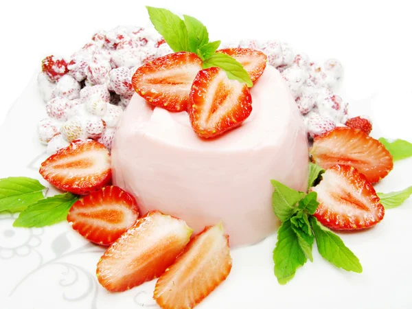 Dessert aux fraises avec pudding — Photo