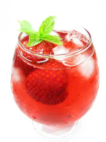 Alkoholischer Likör-Cocktailpunsch mit Erdbeere — Stockfoto