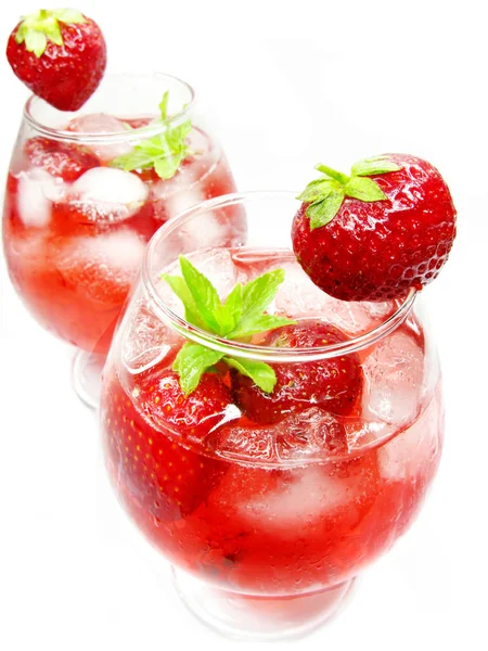Bebidas de coquetel de frutas perfuradas com morango — Fotografia de Stock