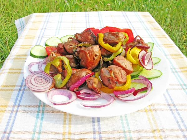 Приготоване м'ясо з овочами — стокове фото