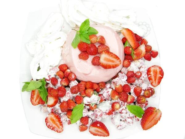 Dessert aux fraises sauvages avec pudding — Photo