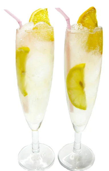 Dvě skleničky alkoholu koktejl s pomeranči — Stock fotografie