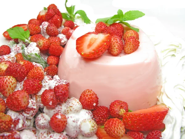 Erdbeerfrucht-Dessert mit Pudding — Stockfoto