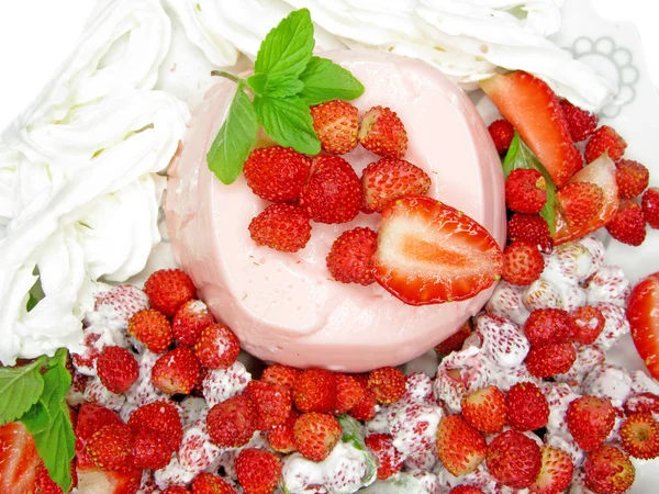 Φρούτα επιδόρπιο με πουτίγκα φράουλα — Φωτογραφία Αρχείου