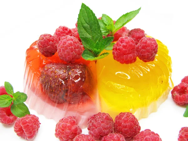 Фруктовый желейный десерт со свежими ягодами малины — стоковое фото