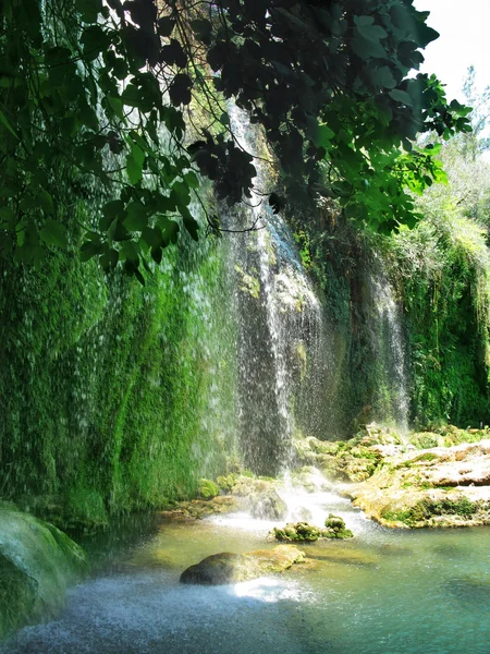Cachoeira fora da gruta kursunlu — Fotografia de Stock