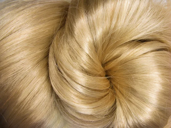 Яскравий блискучий вузол волосся — стокове фото