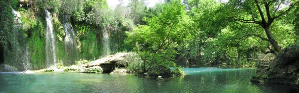Panorama kaskádový vodopád v hlubokém lese — Stock fotografie