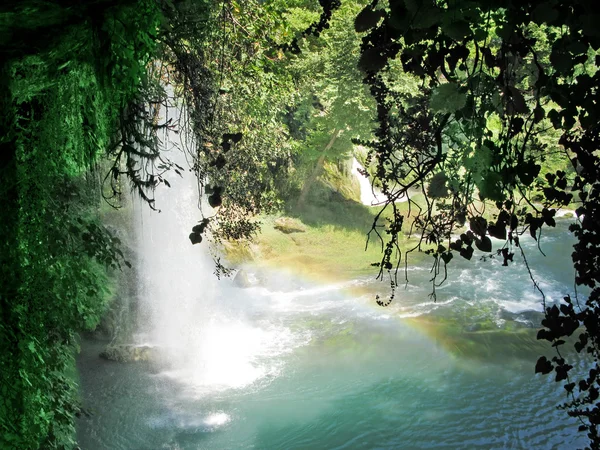 Cachoeira fora da gruta e arco-íris — Fotografia de Stock