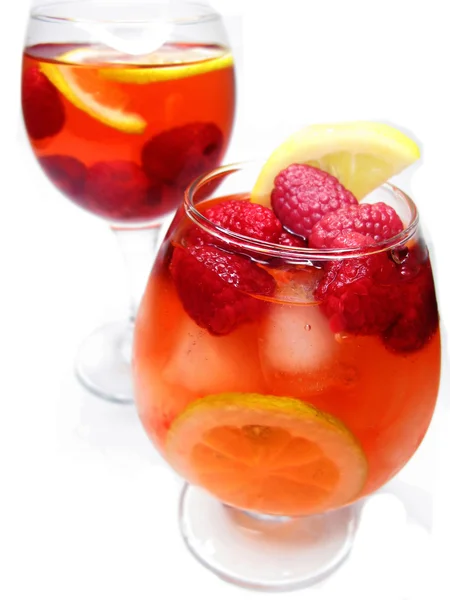 Alkohol-Likör-Punsch-Cocktail mit Erdbeere — Stockfoto