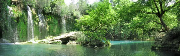 Panorama kaskádový vodopád v hlubokém lese Stock Fotografie