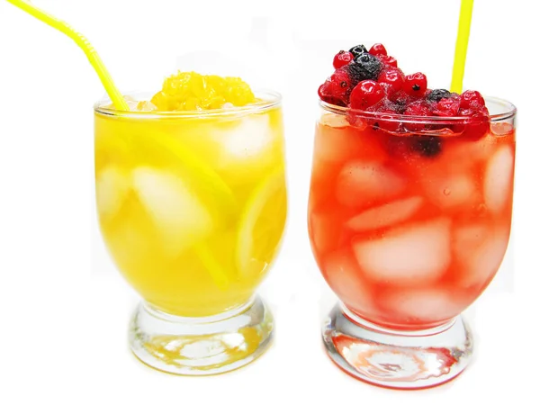İki meyve kırmızı ile çilek kokteyli içki yumruk at. — Stok fotoğraf