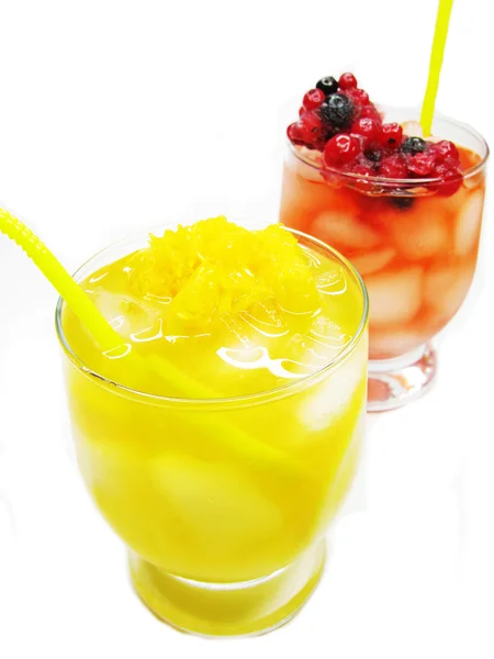 Twee fruit punch cocktail drinken met aardbei — Stockfoto