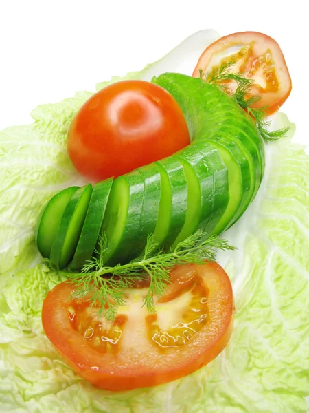Komkommer en tomaat op sla — Stockfoto