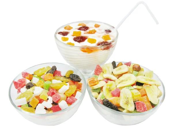 Pratos cheios de frutas secas e sobremesa leiteira — Fotografia de Stock
