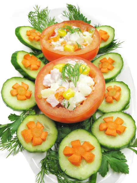 Gefüllte Tomaten mit Gurken und Karotten — Stockfoto
