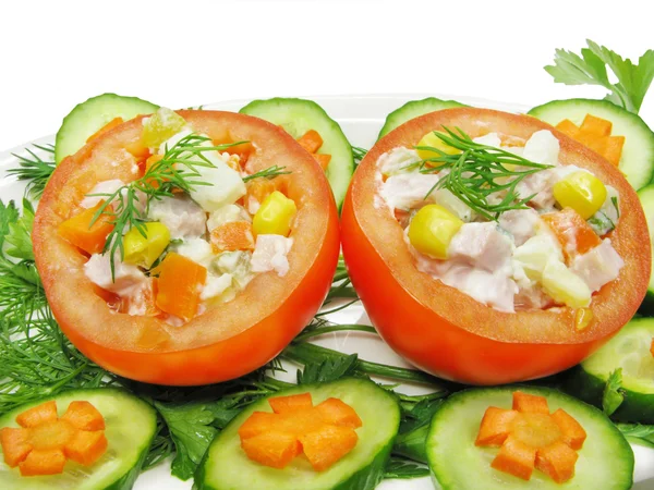 Fyllda tomater med gurka och morot — Stockfoto