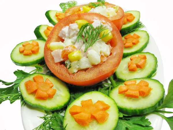 Gevulde tomaat met komkommer en wortel — Stockfoto