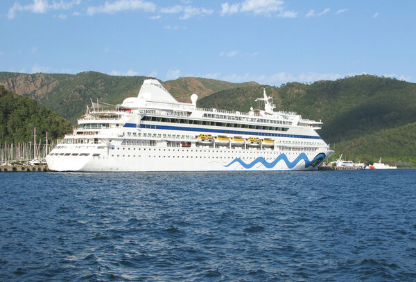 Cruise vessel